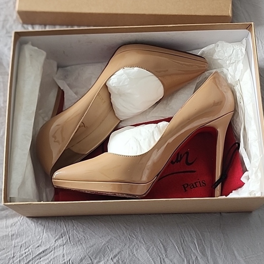 Pigalle Plato 100 nude patent leather.